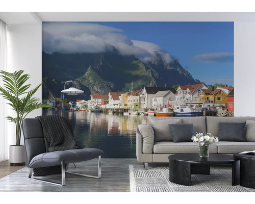 Muurafbeelding met uitzicht op een kustplaats, bergen en wolken in een woonkamer