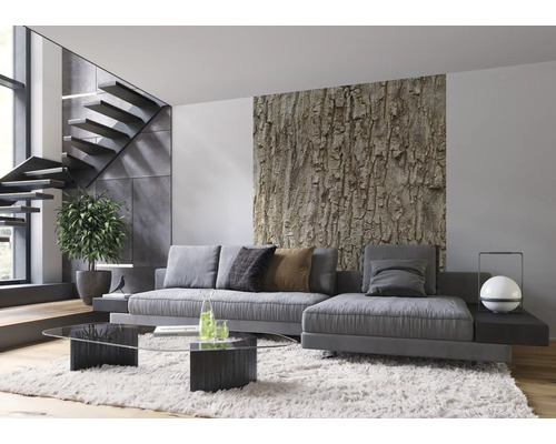 Moderne woonkamer met grijze bank, boomstam behang en trap