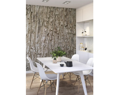 Eetkamer met fotobehang van boomschors, eettafel en stoelen