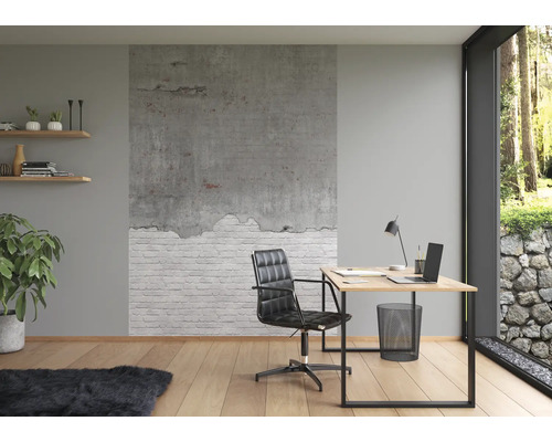 Lichte studeerkamer met bureau, bureaustoel en decoratieve wanddecoratie