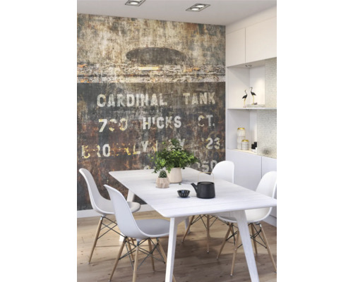 Lichte eethoek met eettafel, stoelen en muurschildering