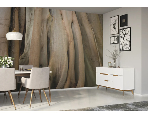 Eetkamer met eettafel, stoelen, dressoir en fotobehang met boomwortelmotief