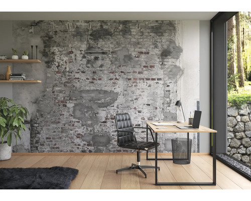 Kantoor met bureau, bureaustoel, plant en decoratief bakstenen behang