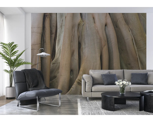 Woonkamer met fotobehang boomstam, bank en fauteuil