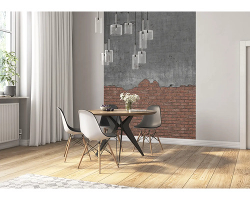 Eetkamer met eettafel, stoelen en wanddecoratie in industriële stijl