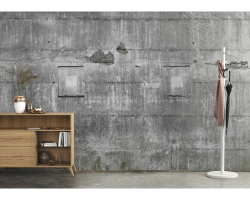 Woonkamer met houten dressoir en kapstok voor een betonnen muur