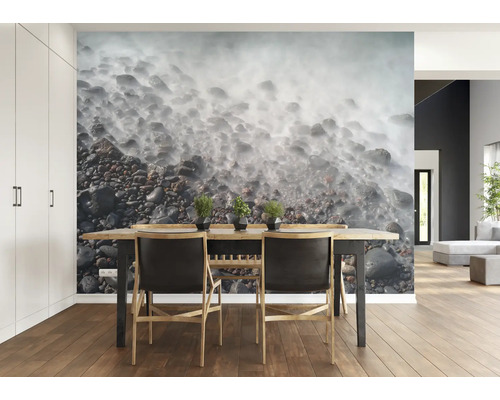 Eetkamer met fotobehang met steenmotief en eettafel met stoelen.