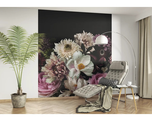 Woonkamer met fotobehang met bloemmotief, ligstoel en kamerplant