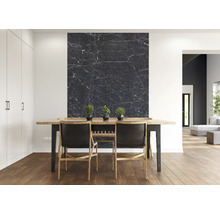 Eetkamer met eettafel, stoelen en wandpaneel in marmerlook