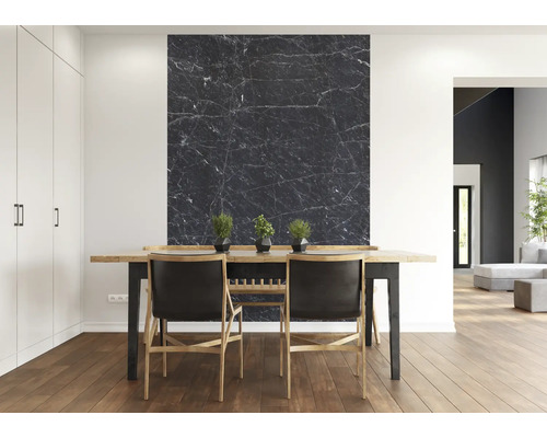 Eetkamer met eettafel, stoelen en wandpaneel in marmerlook