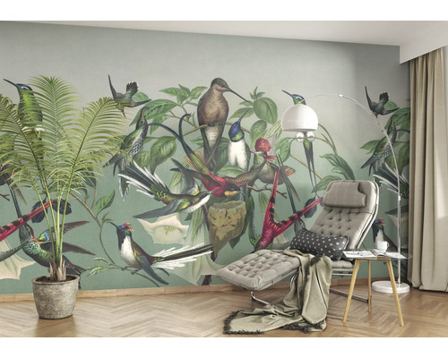 Woonkamer met fotobehang met vogelmotieven, fauteuil, vloerlamp en kamerplant