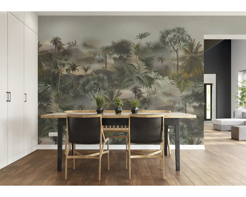 Eetkamer met fotobehang jungle motief, eettafel en stoelen.