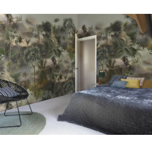 Slaapkamer met junglebehang, bed, stoel en vloerkleed voor een natuurlijke sfeer