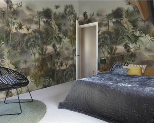 Slaapkamer met junglebehang, bed, stoel en vloerkleed voor een natuurlijke sfeer