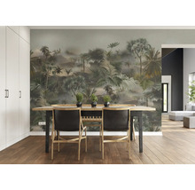 Eetkamer met tropisch jungle behang, houten tafel en stoelen