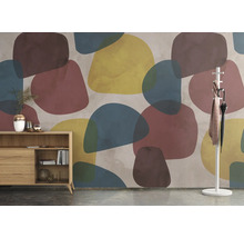 Interieurontwerp met dressoir, kapstok, paraplu en behang met patroon