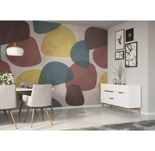 Eetkamer met eettafel, stoelen, commode en abstract behang