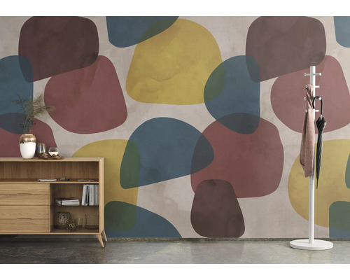 Woonkamer scène met dressoir, kapstok en behang met abstract patroon.