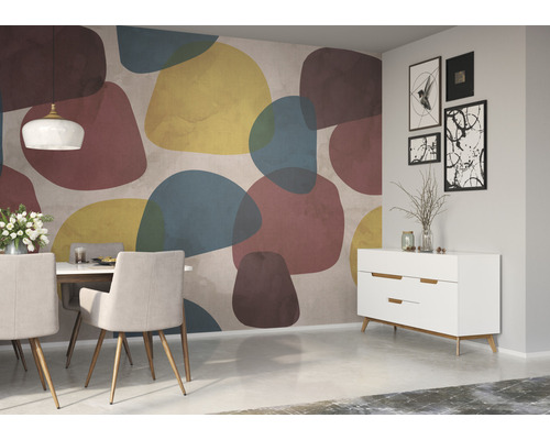 Eetkamer met eettafel, stoelen, dressoir en patroonbehang