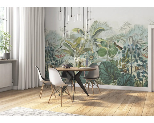 Eetkamer met een muurschildering met botanische motieven, een ronde eettafel en stoelen.