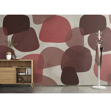 Woonkamer met dressoir, kapstok en behang met abstract patroon