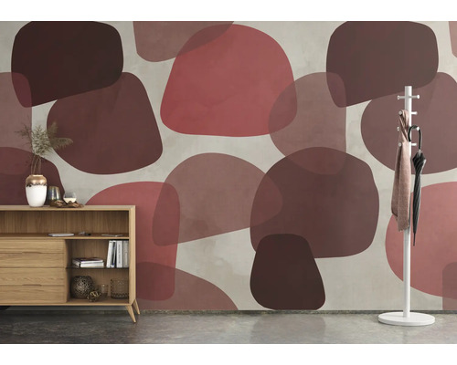 Woonkamer met dressoir, kapstok en behang met abstract patroon