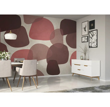 Moderne eetkamer met eettafel, stoelen, dressoir en abstract behang