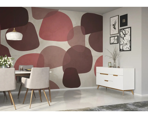 Moderne eetkamer met eettafel, stoelen, dressoir en abstract behang