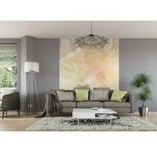 Woonkamer met bank, salontafel, vloerlamp, kamerplant en fotobehang