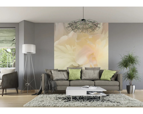 Woonkamer met bank, salontafel, vloerlamp, kamerplant en fotobehang