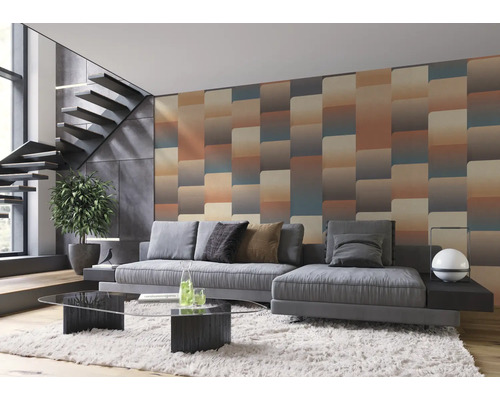 Woonkamer met bank, salontafel en behang met geometrisch patroon