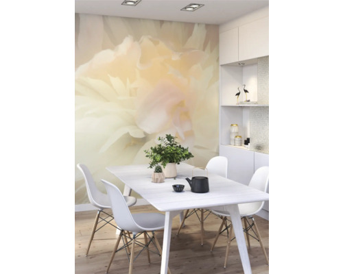 Lichte eetkamer met fotobehang, eettafel en stoelen.