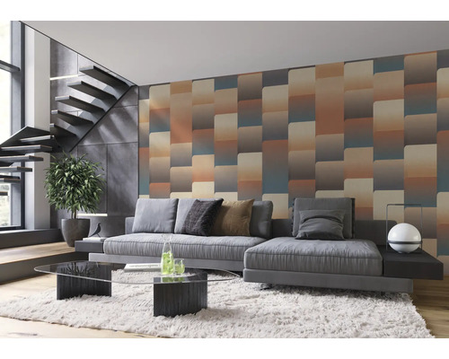 Moderne woonkamer met grijze bank, trap en behang met patroon