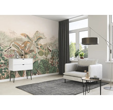 Woonkamer met jungle fotobehang, fauteuil en ladekast