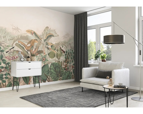 Woonkamer met jungle fotobehang, fauteuil en ladekast