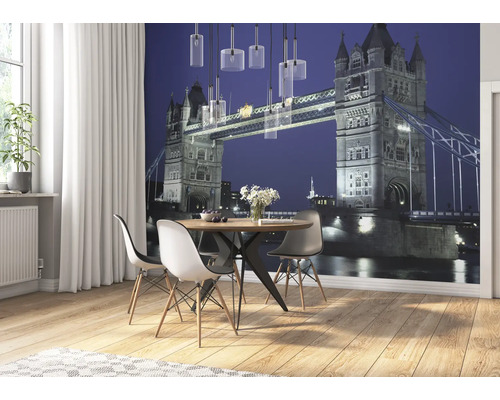 Eetkamer met tafel, stoelen en fotobehang met het motief van de Tower Bridge