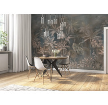 Eetkamer met eettafel, stoelen, behang met palmmotief en hanglampen