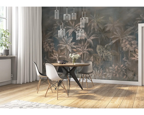 Eetkamer met eettafel, stoelen, behang met palmmotief en hanglampen