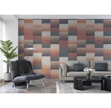 Woonkamer met geometrisch behang, bank en fauteuil