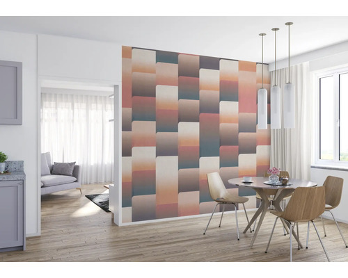 Eetkamer met patroonbehang, eettafel en stoelen in een lichte, vriendelijke sfeer