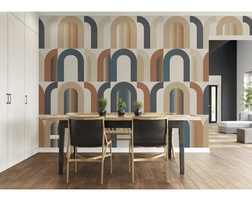 Eetkamer met geometrisch patroonbehang, houten tafel en stoelen.