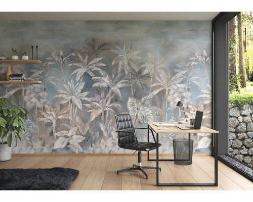 Kantoor met fotobehang met palmmotief, bureau en bureaustoel.