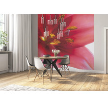 Eetkamer met eettafel, stoelen en fotobehang met bloemmotief