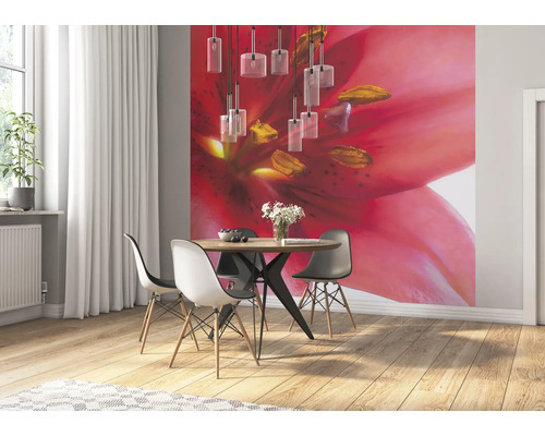 Eetkamer met eettafel, stoelen en fotobehang met bloemmotief