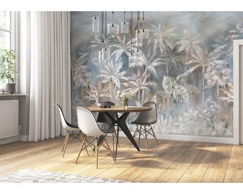 Eetkamer met houten tafel, stoelen en behang met tropisch plantenmotief.