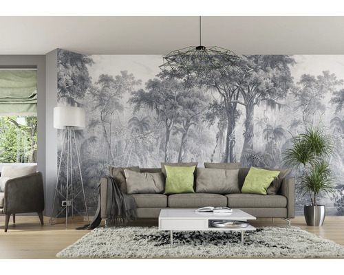 Woonkamer met bank, salontafel, vloerlamp en junglebehang