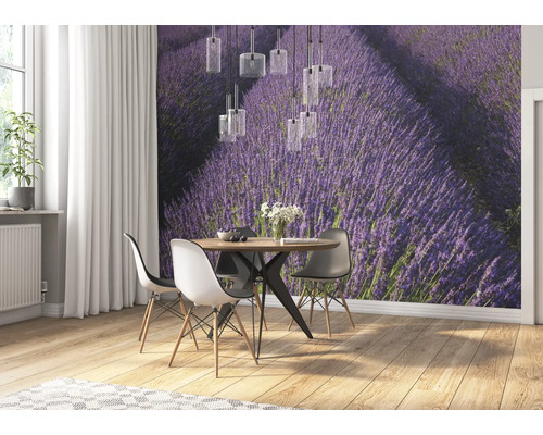 Eetkamer met ronde tafel, stoelen en fotobehang met lavendelmotief