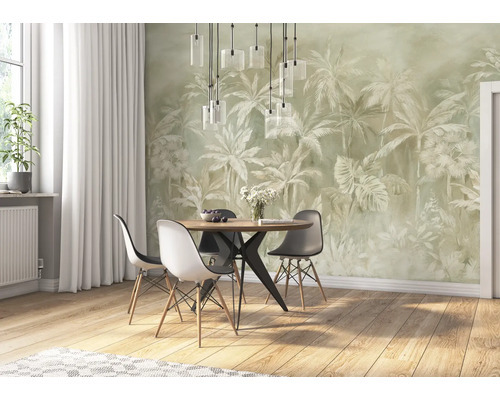 Eetkamer met eettafel, stoelen en een wandbehang met palmmotief