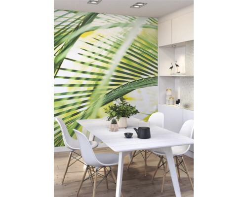 Lichte eetkamer met eettafel, stoelen en fotobehang met plantenmotief