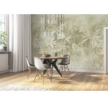Lichte eetkamer met houten tafel, stoelen, hanglampen en fotobehang met plantmotieven